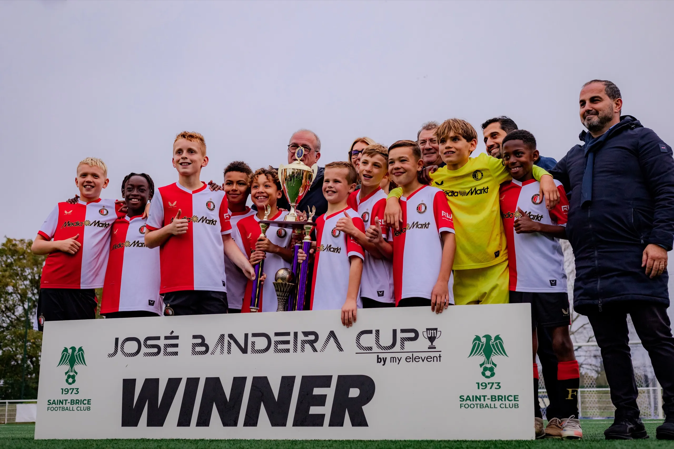 Eine Akademie stemmt den Pokal des Bandeira Cup U11