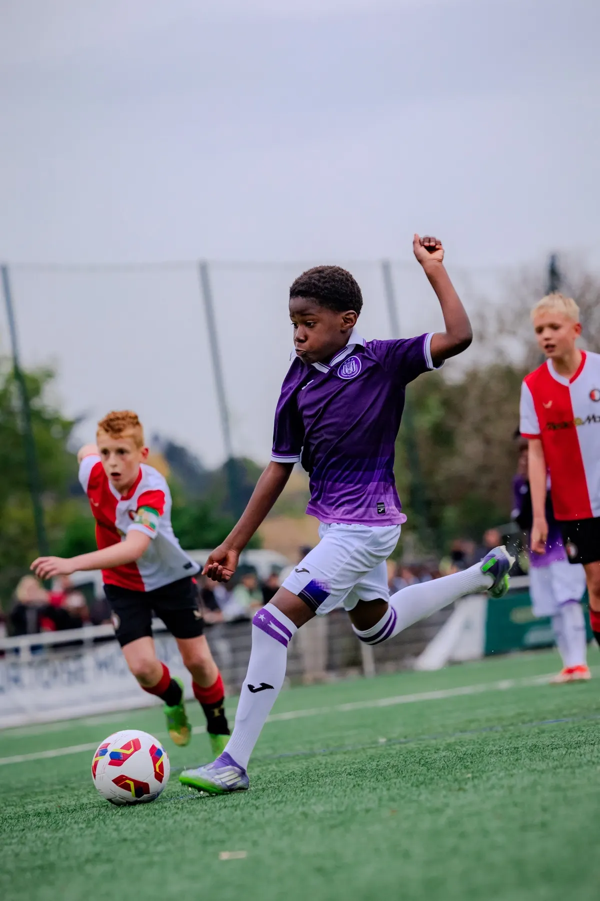 Ein Akademiespieler zieht während eines Spiels des Bandeira Cup U11 ab